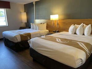 Rom, 2 queensize-senger, tilgjengelighetstilpasset, ikke-røyk | Skrivebord, skrivebord for bærbar PC og blendingsgardiner