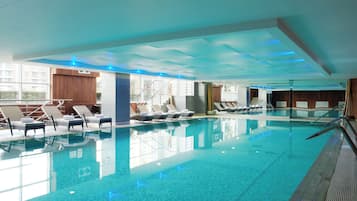 Inomhuspool med öppettider 08.00 till 20.00, och solstolar