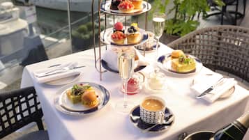 Se sirven desayunos, comidas, cenas y brunch