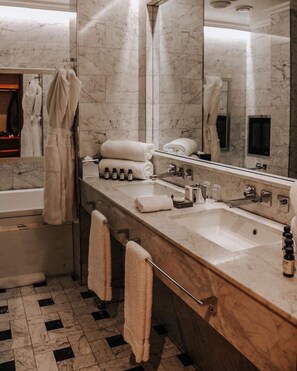 Separate tub and shower, deep soaking tub, designer toiletries - The Chelsea Harbour Hotel & Spa London (London)