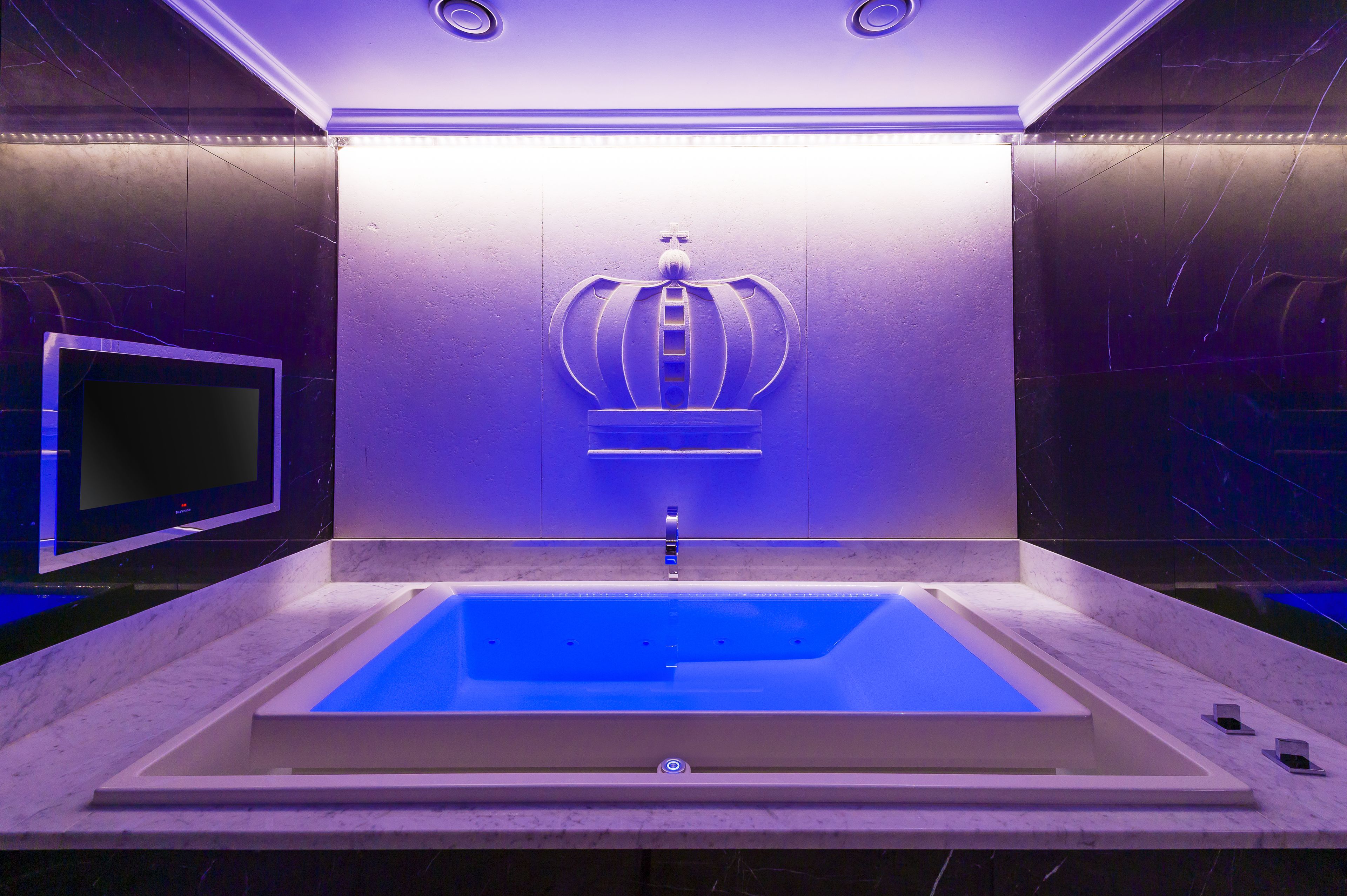 the kings penthouse suite | jetted bathtub