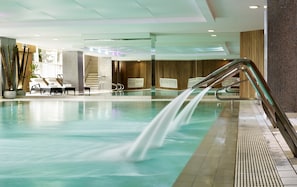 Een binnenzwembad, open van 08.00 uur tot 20.00 uur, en ligstoelen