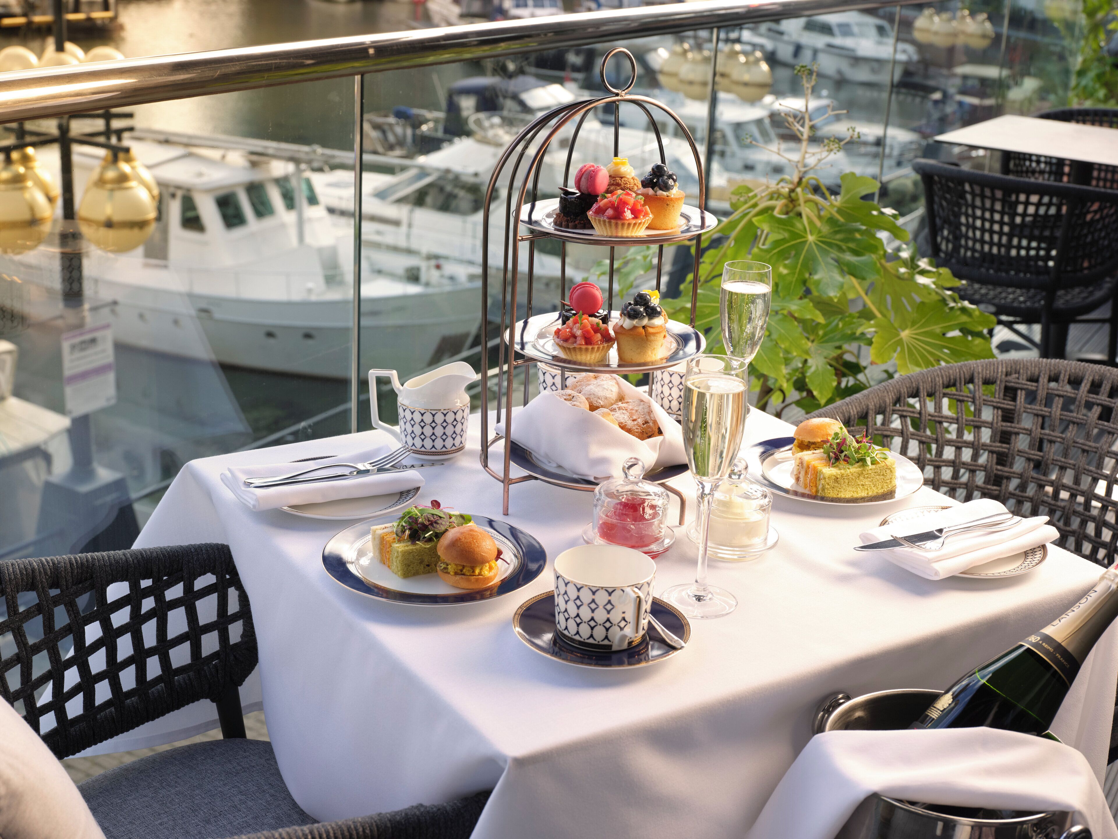 Frukost, lunch, middag och brunch serveras 