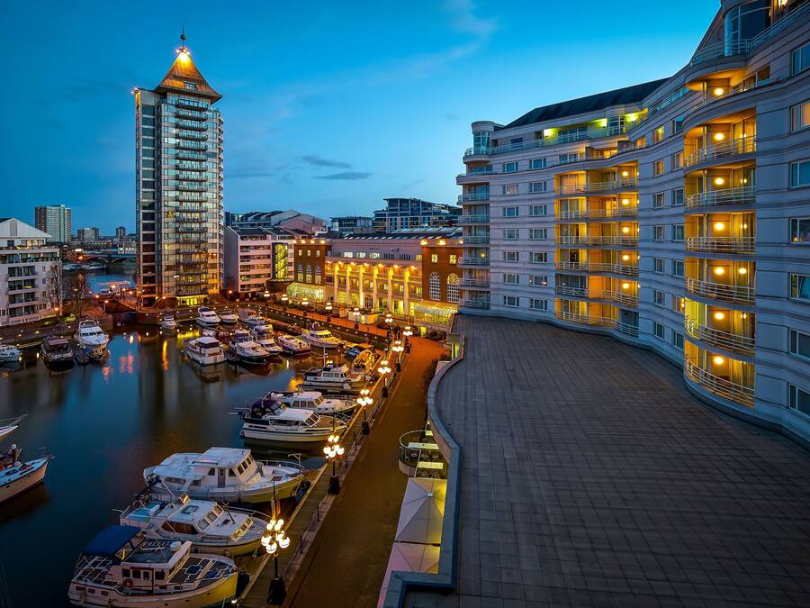 Depan hartanah - siang/malam