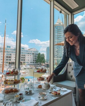 Serveert ontbijt, lunch, diner, Mediterrane gerechten