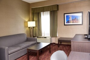 Deluxe Suite, 1 King Bed, Non Smoking | Living area | 32-inch TV with cable channels