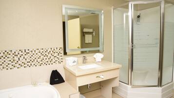 Premium suite, 1 kingsize bed, niet-roken | Badkamer | Gratis toiletartikelen, een haardroger, handdoeken