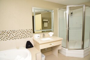 Premium Suite, 1 King Bed, Non Smoking | Bathroom | Free toiletries, hair dryer, towels - Days Inn by Wyndham Ottawa (Ottawa)