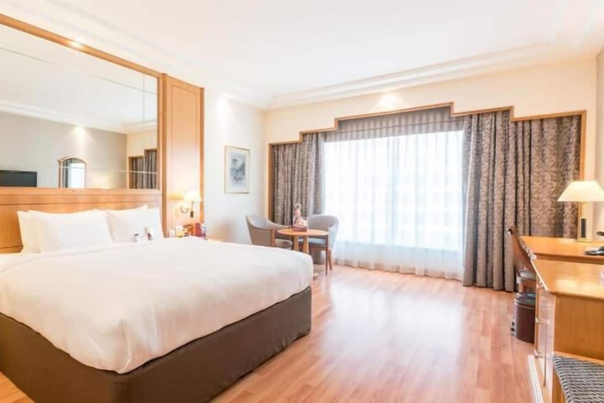 Premium bedding, pillowtop beds, minibar, in-room safe