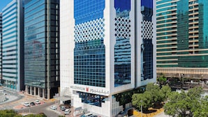 Un edificio moderno con fachada de vidrio, identificado como "Millennium".