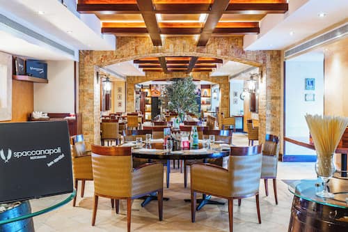 4 restaurants; breakfast, lunch, and dinner served