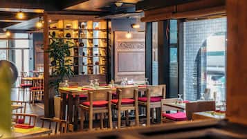 4 restaurants; breakfast, lunch and dinner served