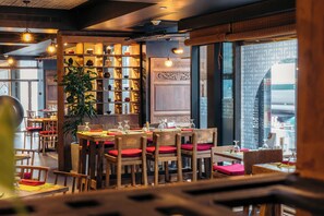 4 restaurants; breakfast, lunch, and dinner served - Millennium Downtown (Abu Dhabi)