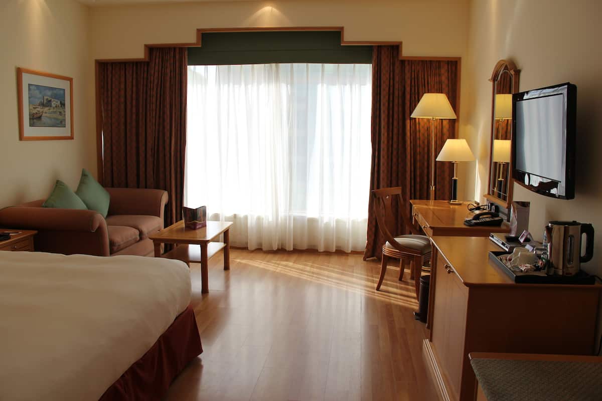 Sengetøy av topp kvalitet, senger med overmadrass og minibar