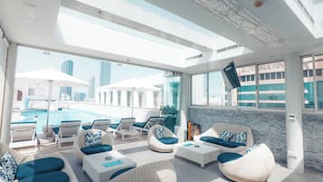 Utendørsbasseng, bassengparasoller og solsenger