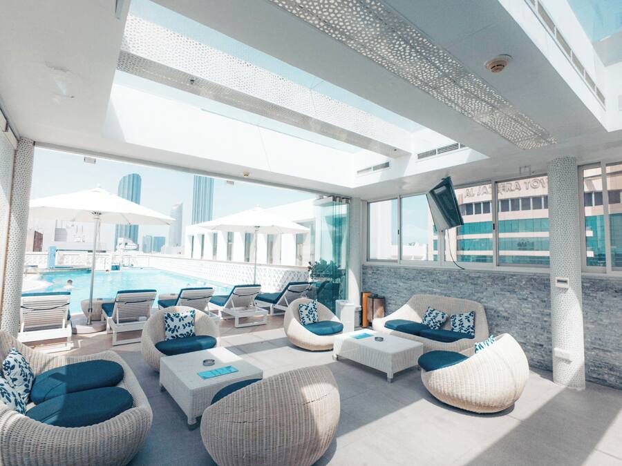 Piscina all'aperto, ombrelloni da piscina, lettini