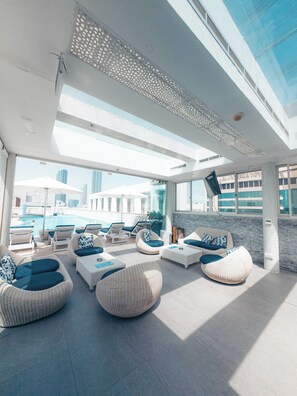 Outdoor pool, pool umbrellas, sun loungers - Millennium Downtown (Abu Dhabi)