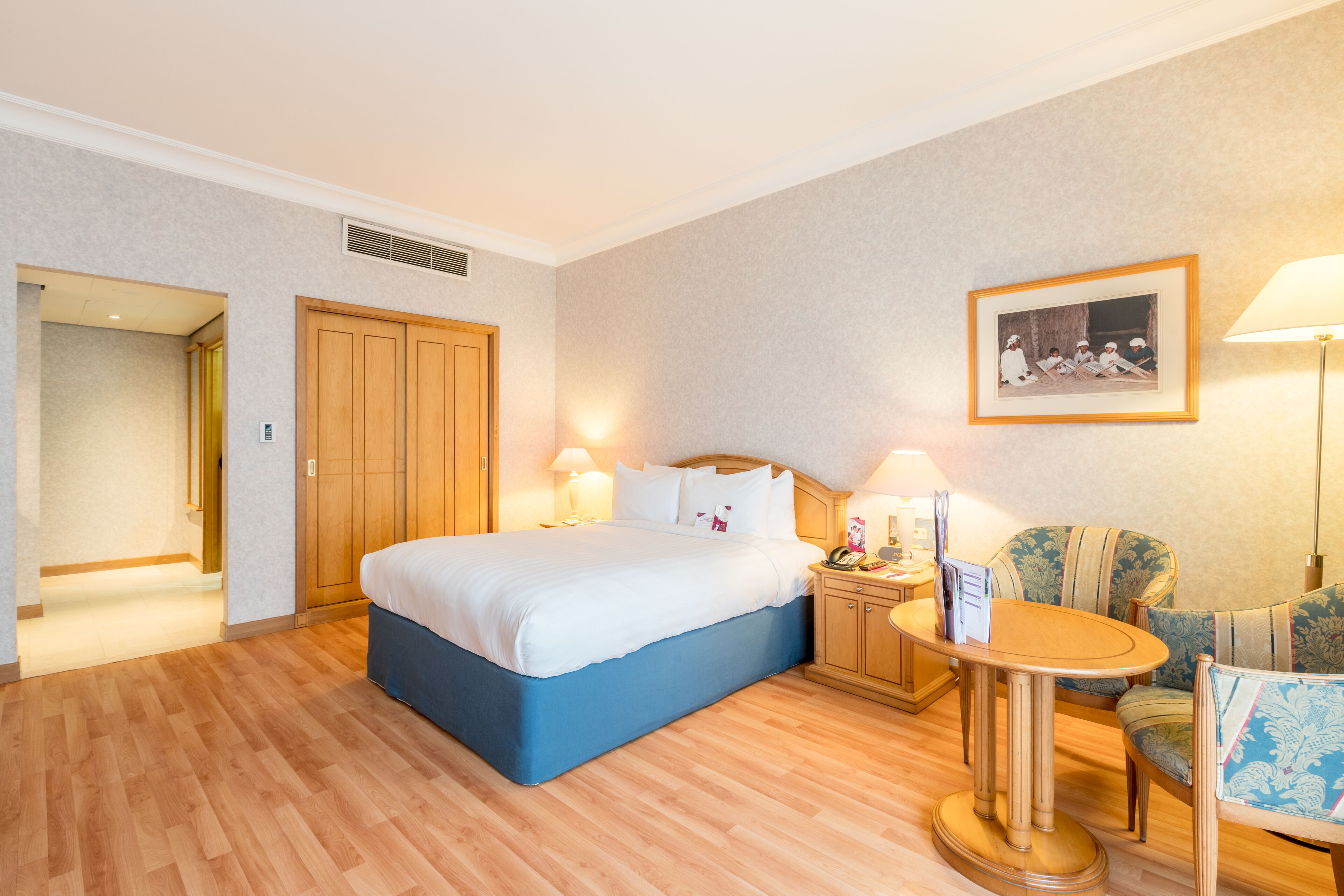 Sengetøy av topp kvalitet, senger med overmadrass og minibar