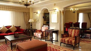 Suíte real, várias camas | Roupas de cama premium, camas com colchões pillow-top, frigobar