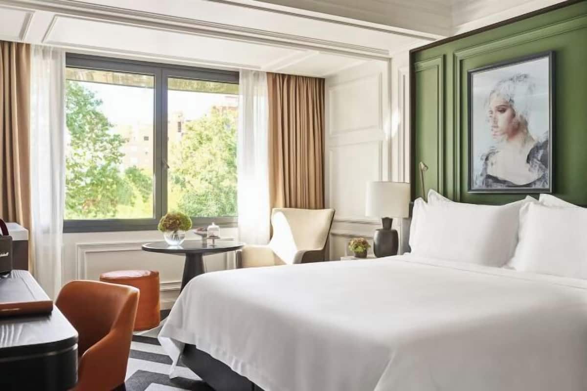 Hypo-allergenic bedding, minibar, in-room safe, desk