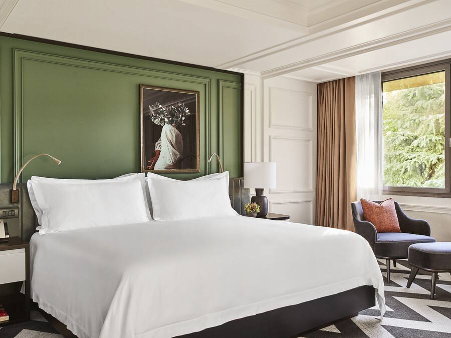 Hypo-allergenic bedding, minibar, in-room safe, desk