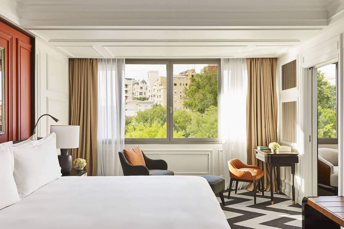 Hypo-allergenic bedding, minibar, in-room safe, desk