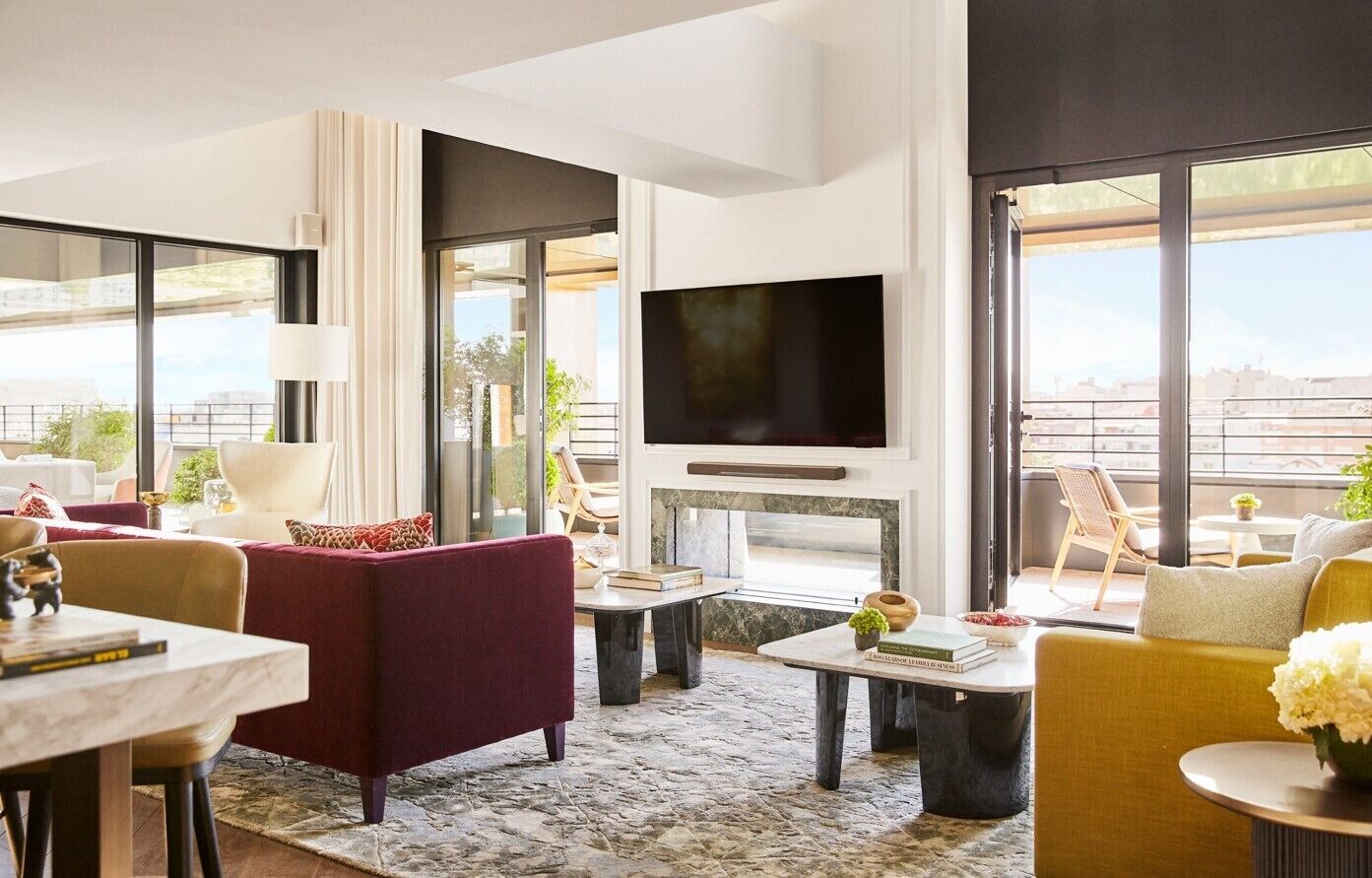 Junior Anglada Suite | Woonruimte | Een televisie