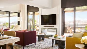 Junior Anglada Suite | Woonruimte | Een televisie