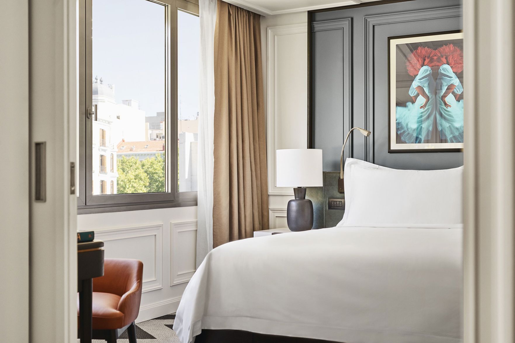 Roupas de cama antialérgicas, frigobar, cofres nos quartos, escrivaninha