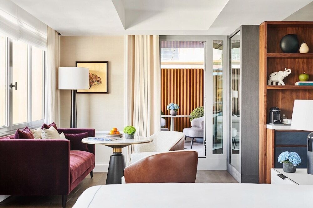 Allergikerbettwaren, Minibar, Zimmersafe, Schreibtisch