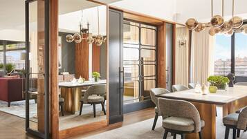 Junior Anglada Suite | ๊ฑฐ์ค ๊ณต๊ฐ | TV