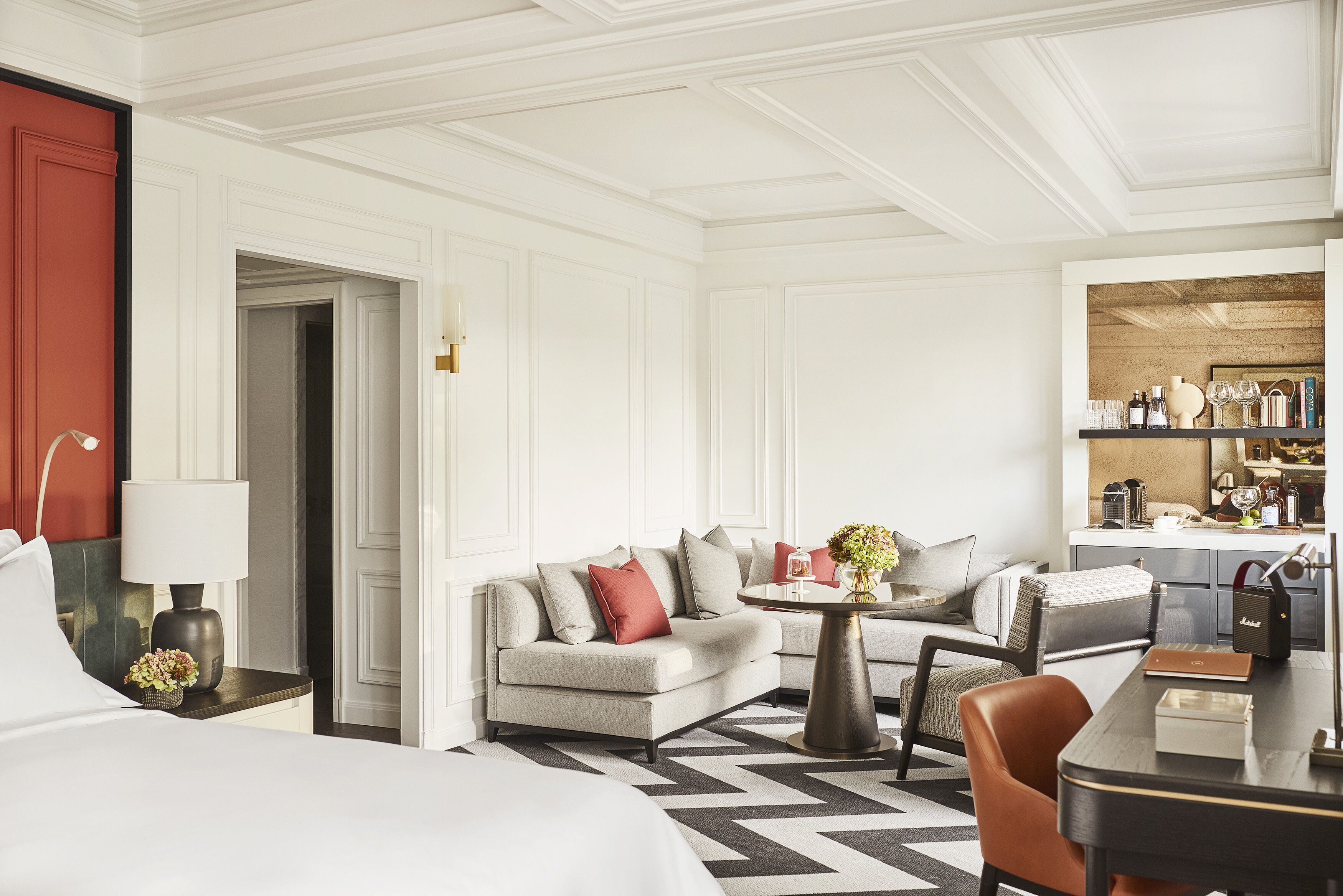 Une chambre d’hôtel comprenant un lit, un canapé, une table à manger et un petit coin cuisine.