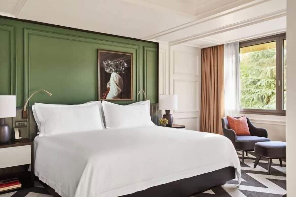 Hypo-allergenic bedding, minibar, in-room safe, desk