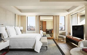 Seprai antialergi, minibar, brankas, dan meja kerja