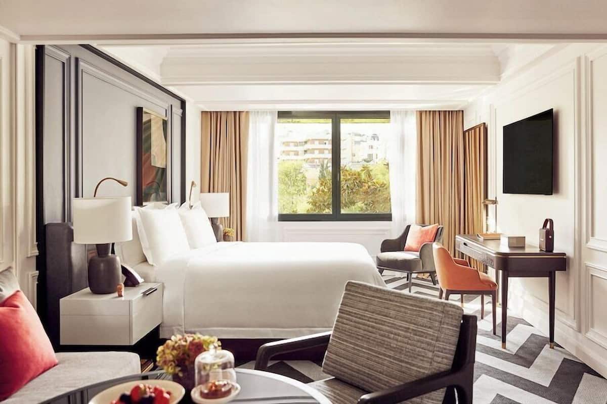 Hypo-allergenic bedding, minibar, in-room safe, desk