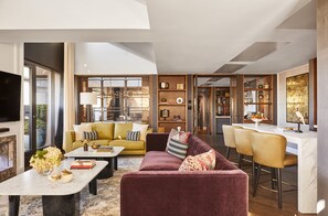 Royal Anglada House | Seprai antialergi, minibar, brankas, dan meja kerja