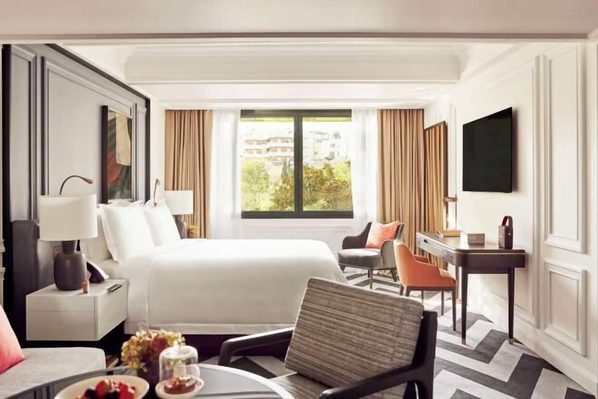 Hypo-allergenic bedding, minibar, in-room safe, desk