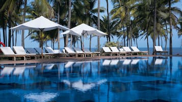 Outdoor pool, free pool cabanas, pool loungers