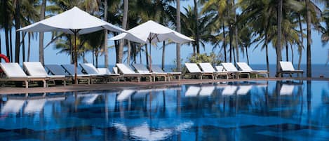 Piscine extérieure, cabanons gratuits, chaises longues