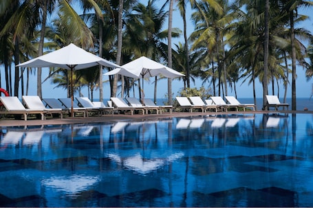 Una piscina al aire libre, camas de piscina gratis