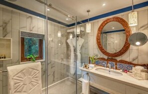 Separat badekar og bruser, designertoiletartikler, hårtørrer, badekåber