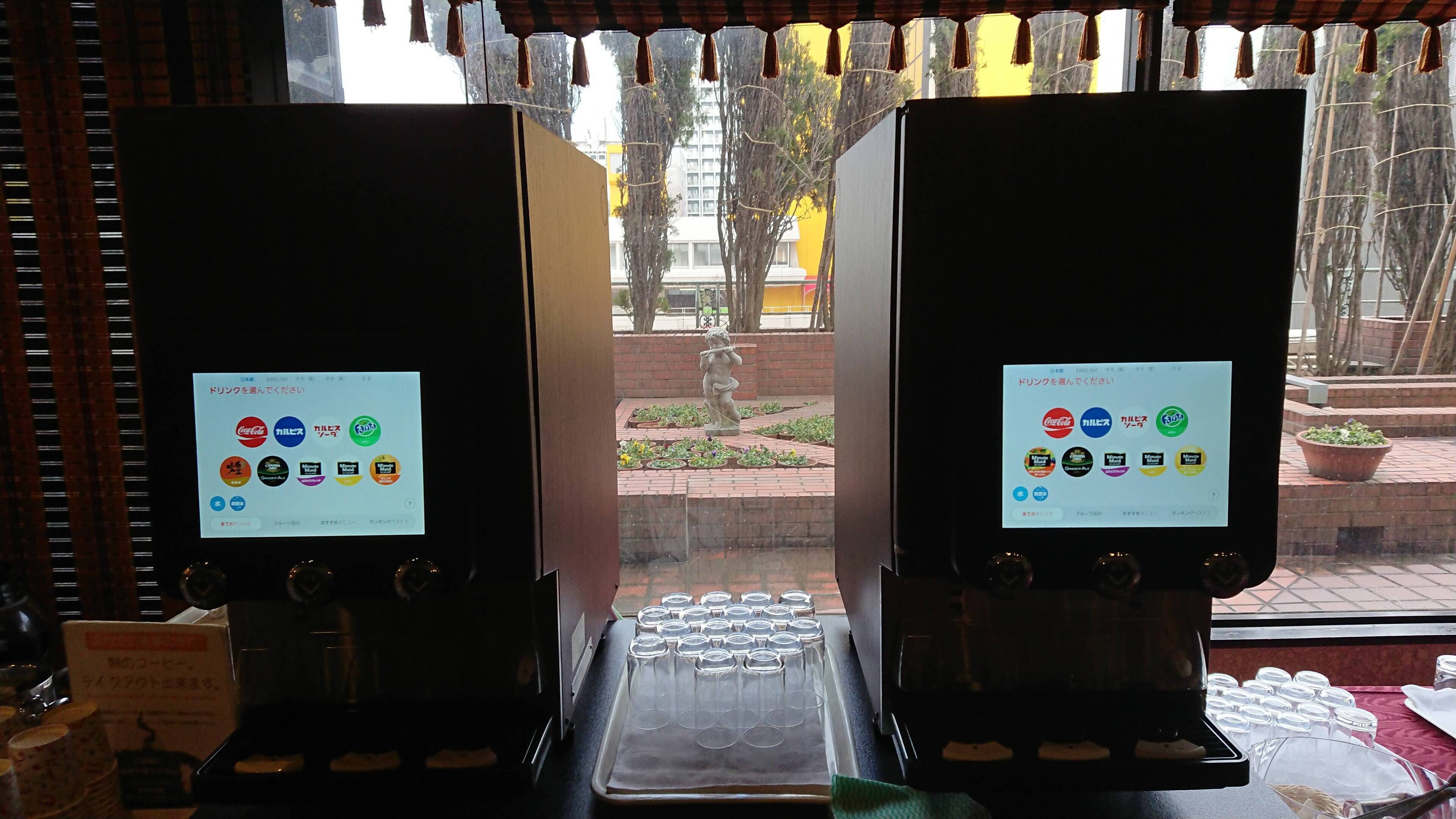 4 restaurants, breakfast, lunch, dinner served; seafood