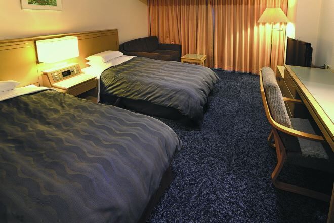 Escritorio, cortinas blackout y tabla de planchar con plancha 