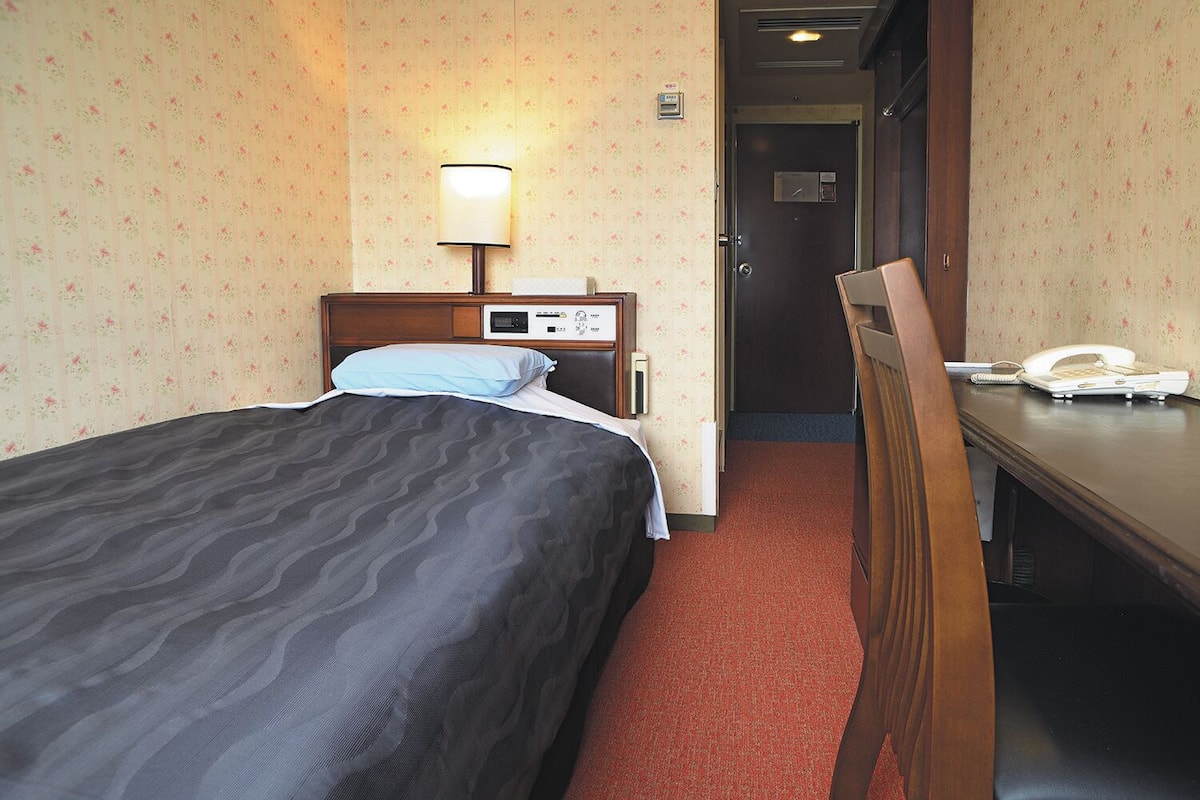 Desk, blackout drapes, iron/ironing board, free WiFi