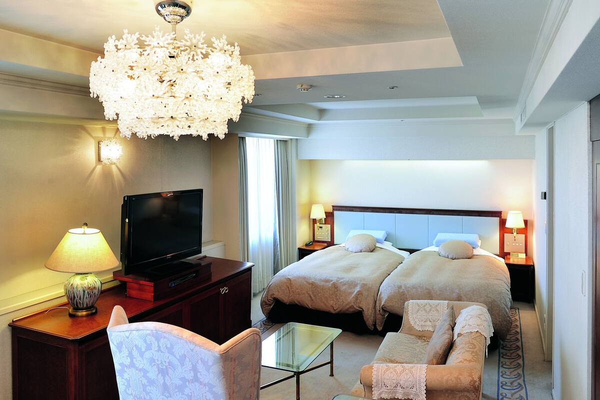 suite room | desk, blackout curtains, iron/ironing board, free wifi