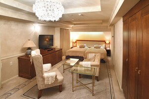 Suite | Desk, blackout drapes, iron/ironing board, free WiFi