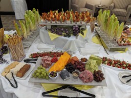 Una mesa de buffet con diferentes alimentos y utensilios.