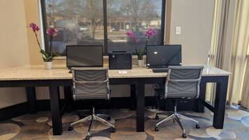 Habitación estándar, 2 camas Queen size, con acceso para personas discapacitadas (Transfer Shower) | Servicio de la propiedad