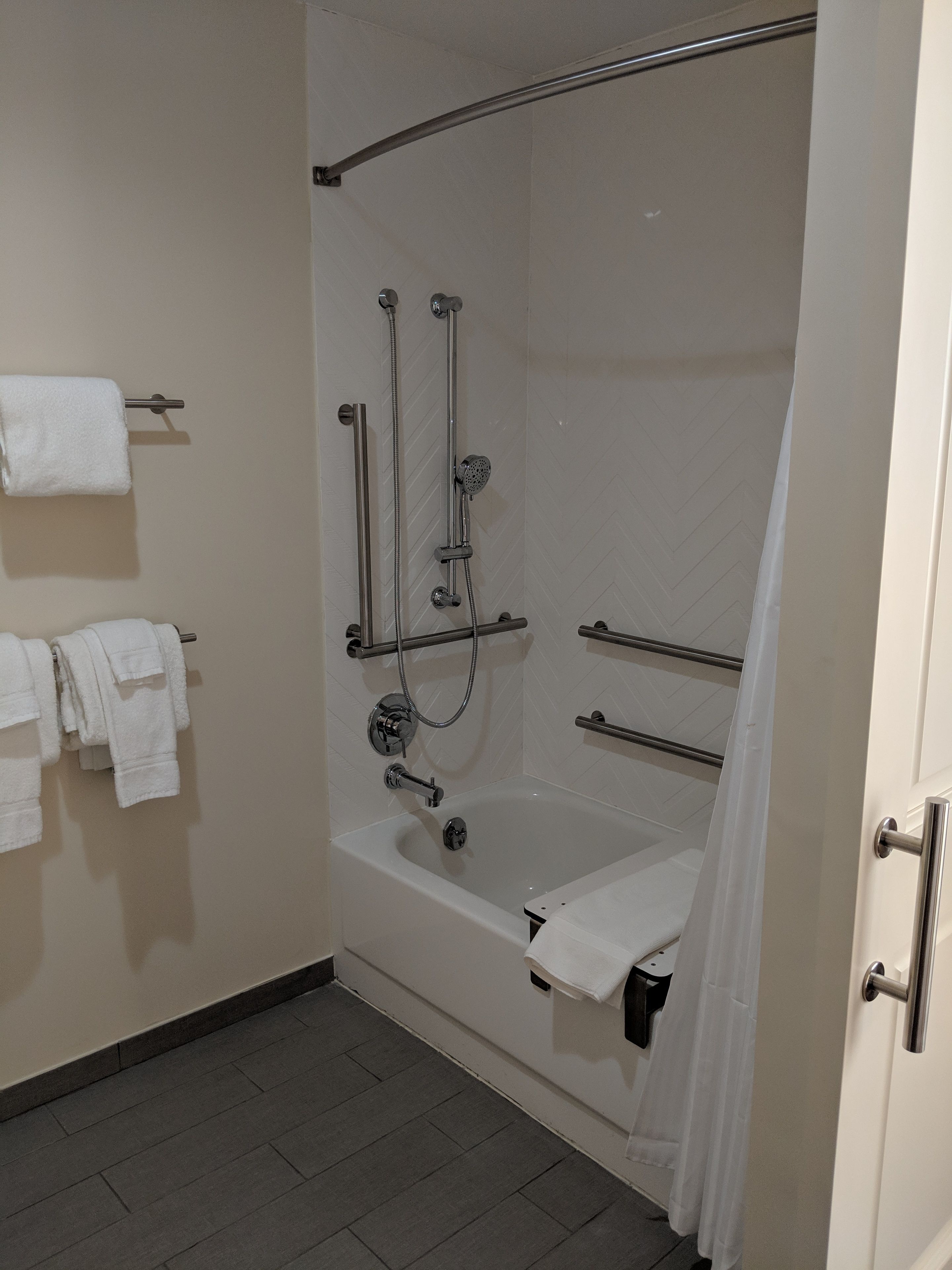 Ein modernes Badezimmer mit einer begehbaren Dusche, einer Badewanne und einer Toilette.
