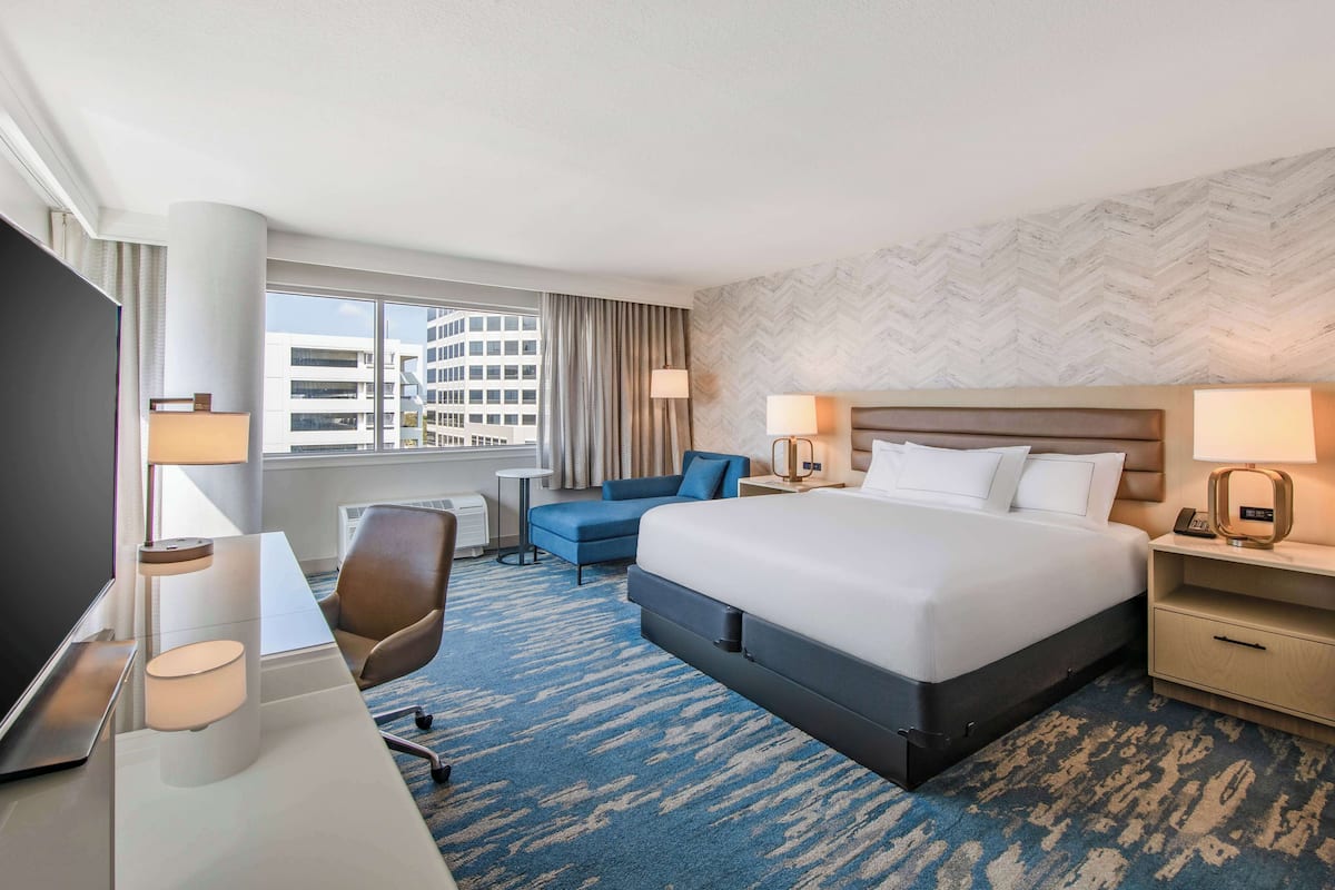 Huone, 1 suuri parisänky, kulmassa (Oversized) | Ylelliset vuodevaatteet, untuvapeitot, pillowtop-patjalliset sängyt